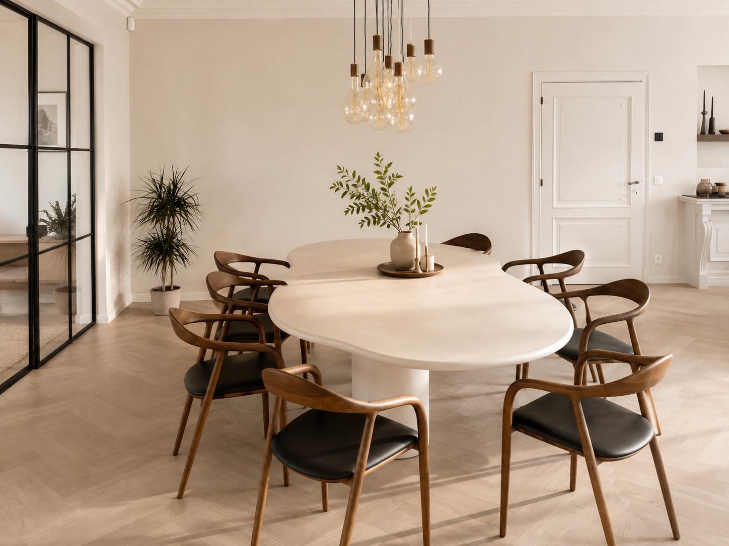 Mesa de comedor ovalada de ec x intuitivo con sillas de madera y respaldo curvo