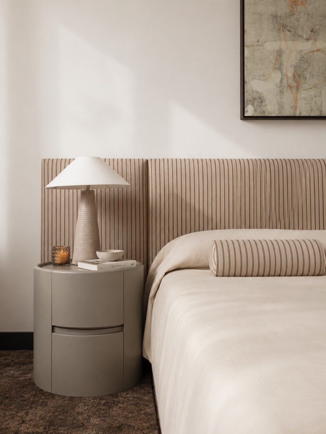 Mesa de luz Córdoba en gris piedra junto a la cama, con la junta horizontal de los cajones a la vista