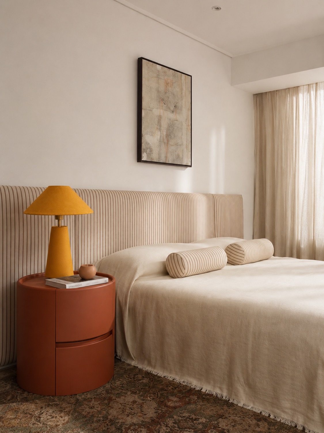 Mesa de luz Córdoba en terracota con un velador amarillo, en un dormitorio de paleta clara