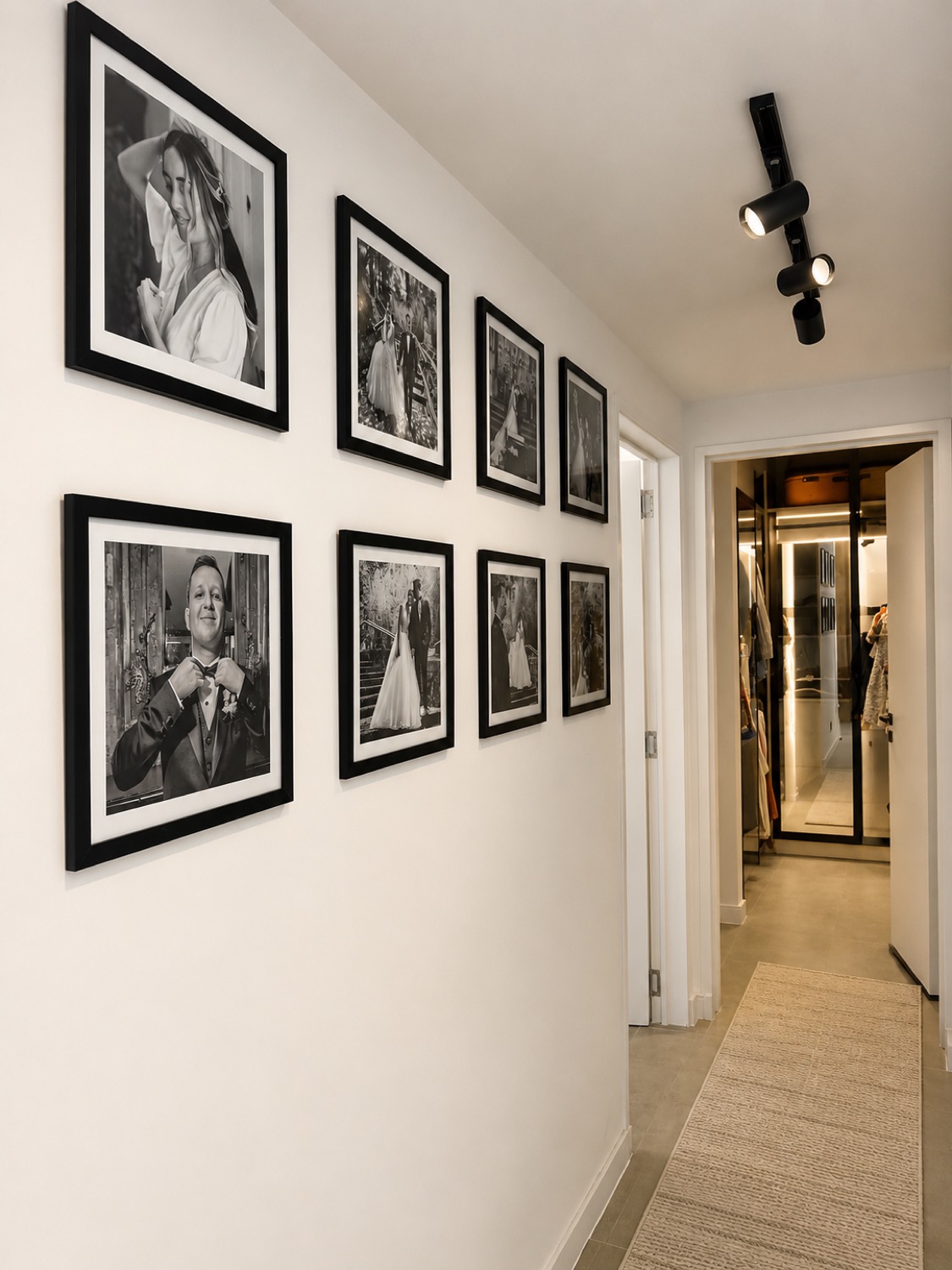 Pasillo del departamento Domus con una galería de fotografías en blanco y negro
