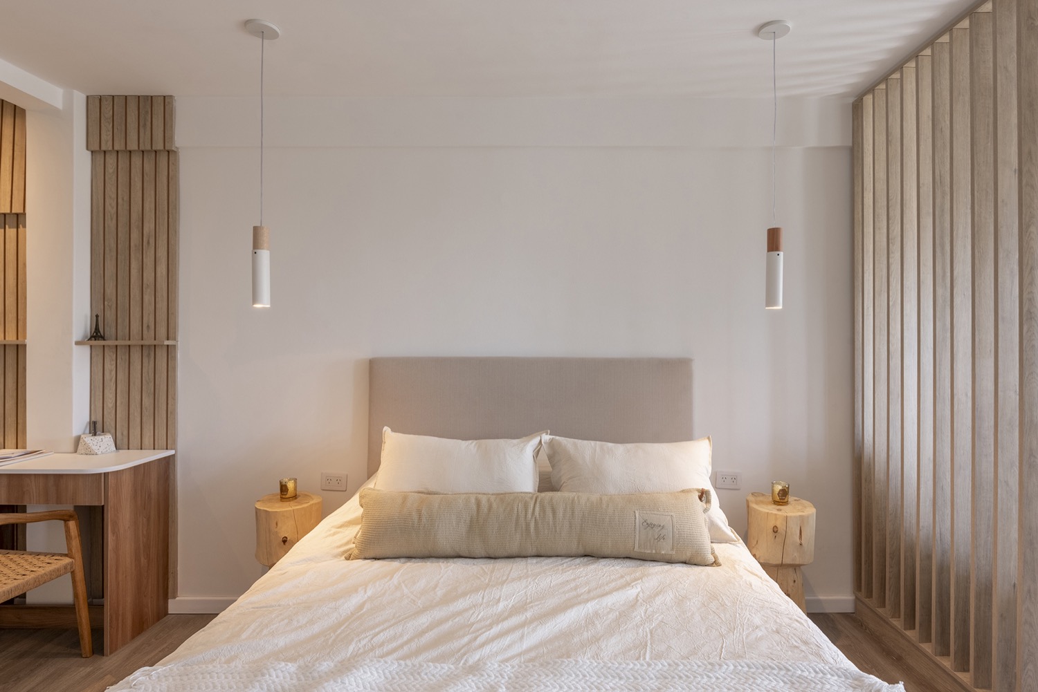 Dormitorio del departamento India con placard hasta el techo y ropa de cama de lino