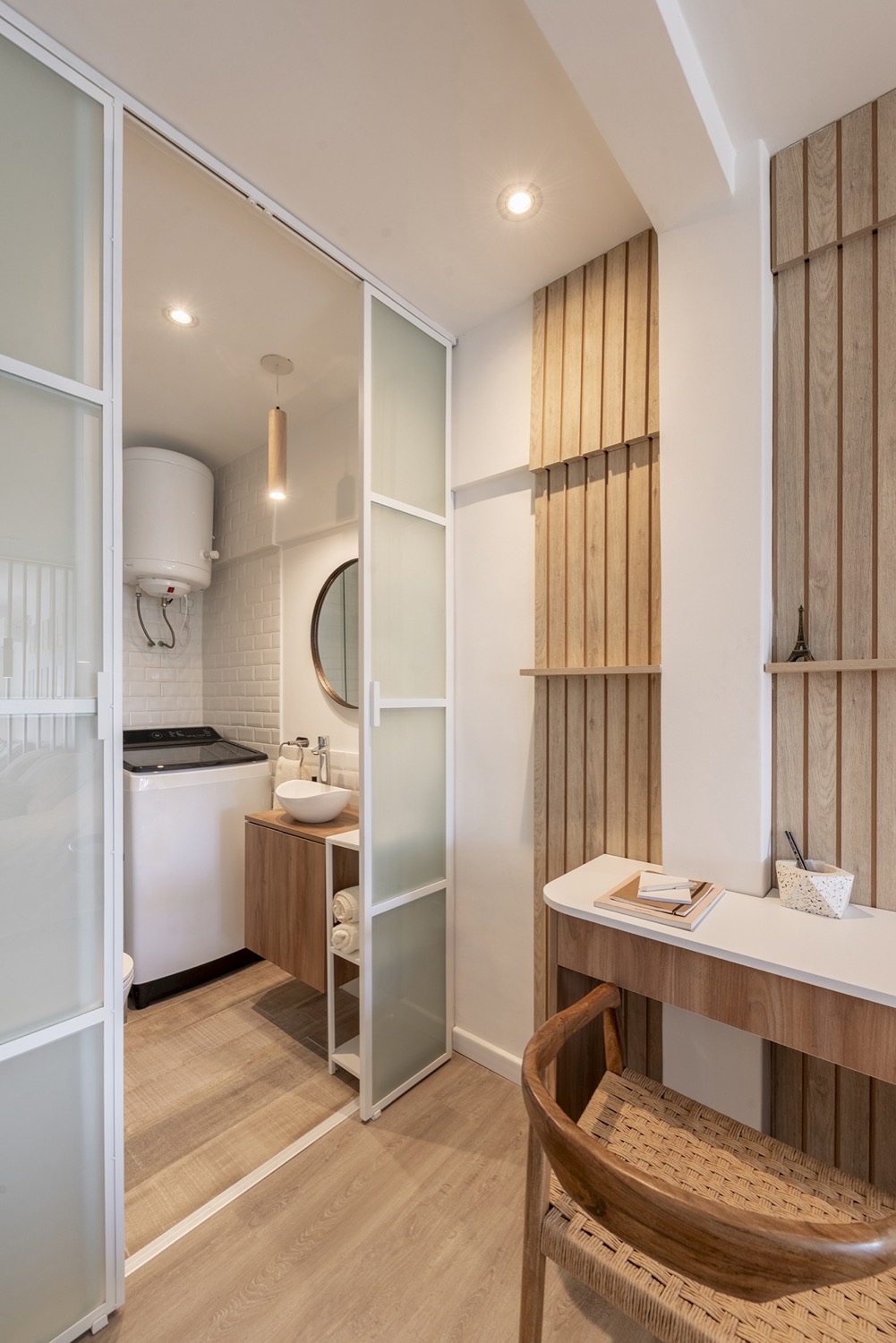 Tocador con silla de fibra natural junto al vestidor del departamento India