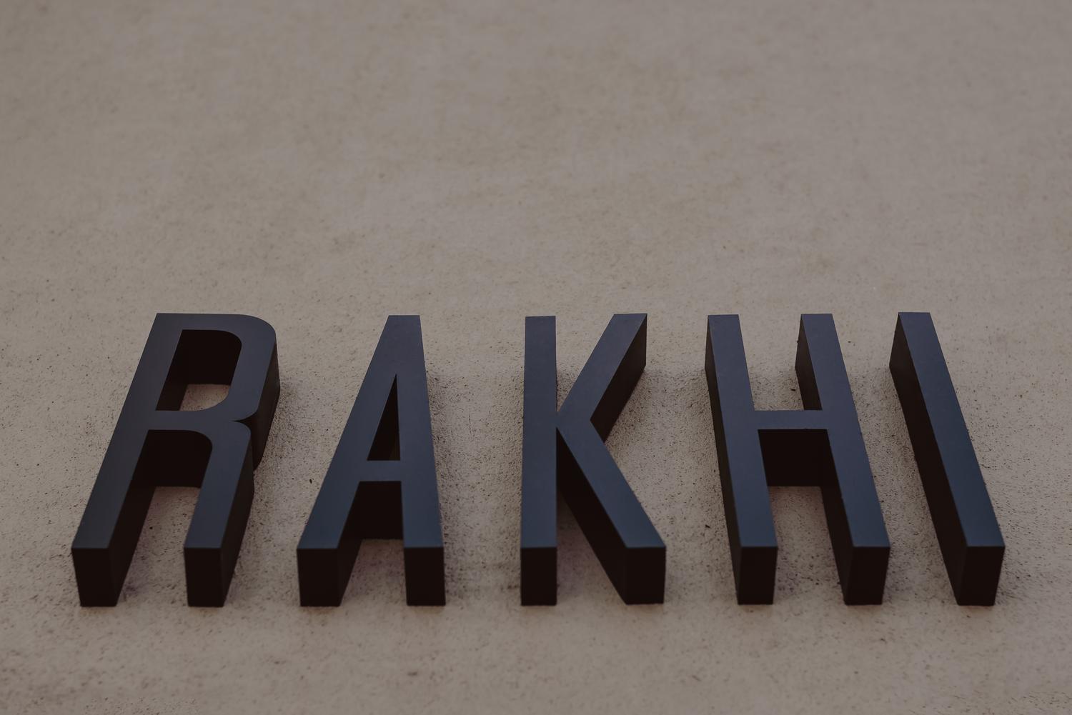 Las letras del logo de Rakhi montadas en relieve sobre el muro del local