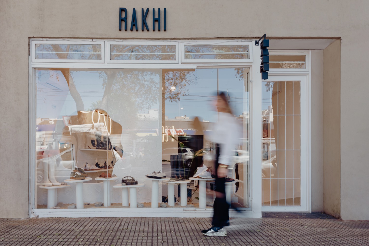 Fachada del local Rakhi con la vidriera y el cartel sobre el frente