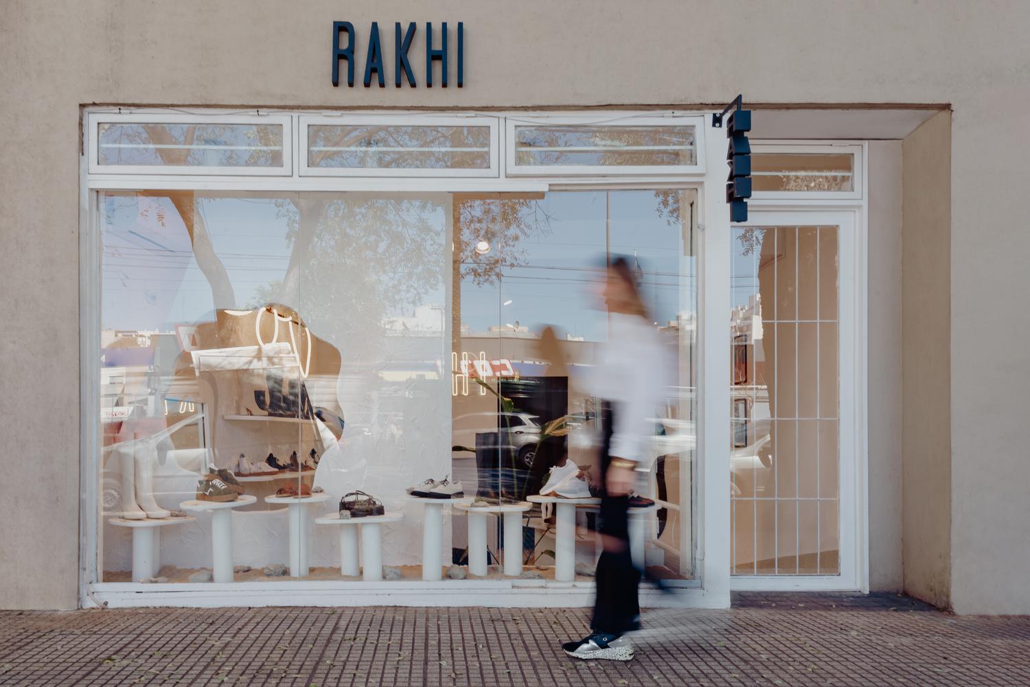 Fachada del local Rakhi con la vidriera y el cartel sobre el frente