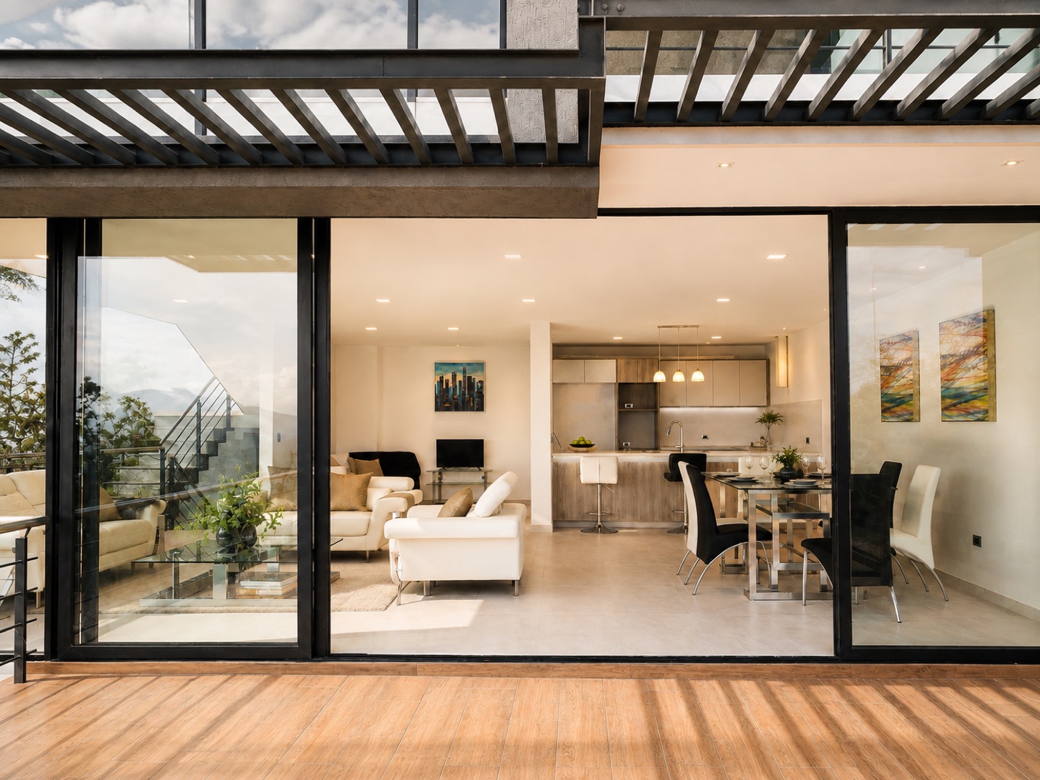 Galería exterior de la casa Sevillana con pérgola y el comedor visto a través del ventanal
